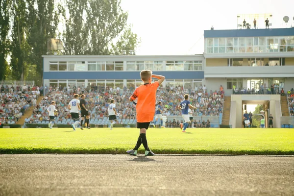 晴れた夏の日のサッカーの試合 — ストック写真