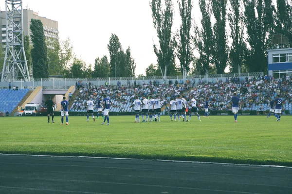 การแข่งขันฟุตบอลในวันฤดูร้อนที่แดด — ภาพถ่ายสต็อก
