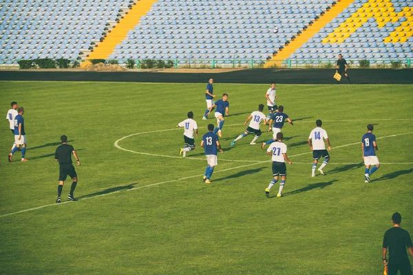 Ποδοσφαιρικό αγώνα σε ηλιόλουστη καλοκαιρινή μέρα — Φωτογραφία Αρχείου