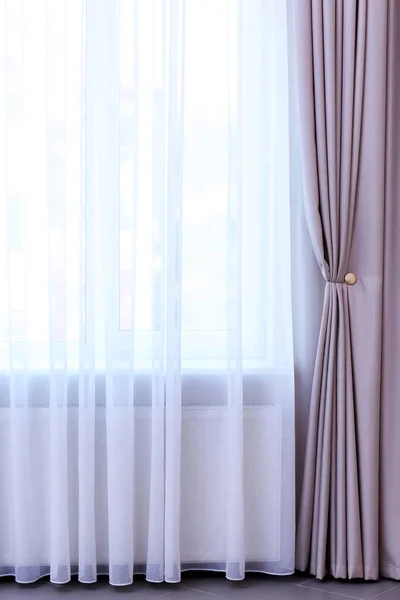 Вікно з елегантною завісою — стокове фото