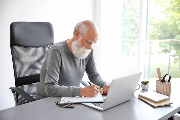 El hombre trabajando con el ordenador portátil — Foto de Stock