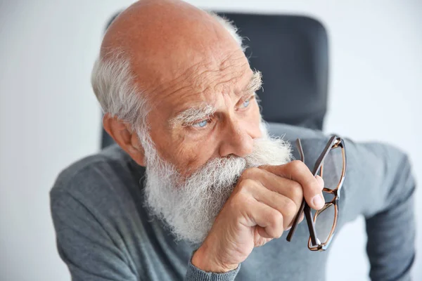 Vieil homme à lunettes — Photo