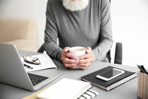 Senior man met kopje koffie — Stockfoto