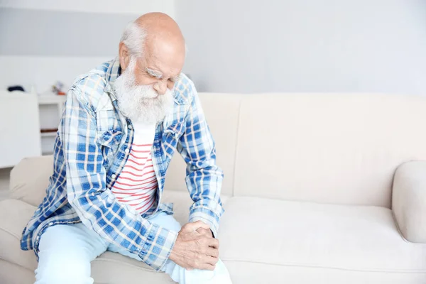 Senior mit Schmerzen — Stockfoto