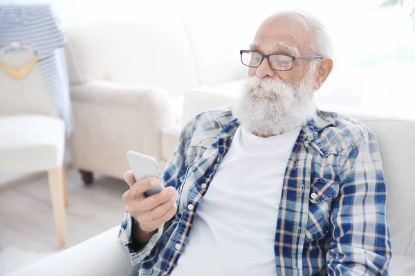 老人与智能手机 — 图库照片