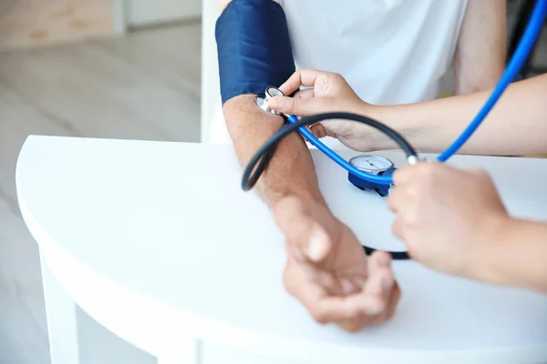 Enfermera ayudando con la presión de medición —  Fotos de Stock