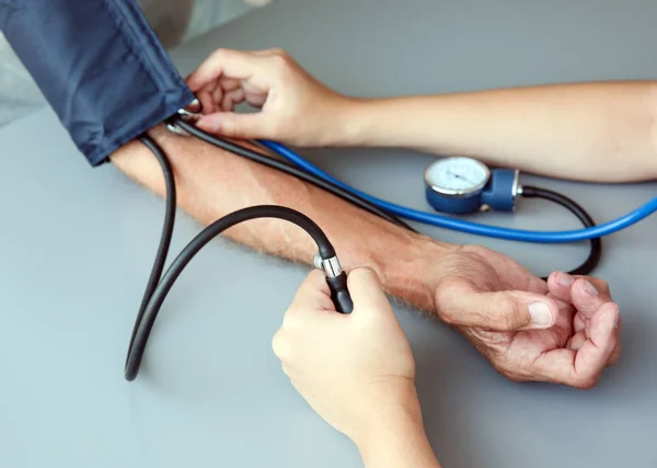 Enfermera ayudando con la presión de medición —  Fotos de Stock