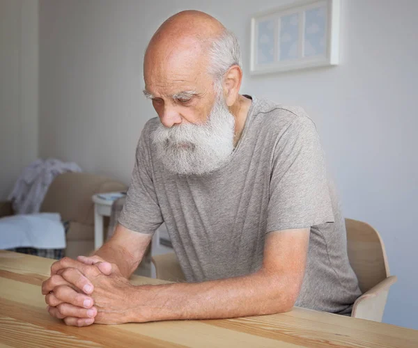 Doordachte oude man — Stockfoto