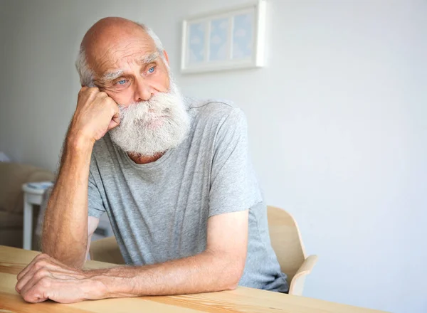 Viejo pensativo. — Foto de Stock