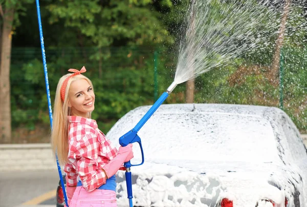 Kobieta myjąca auto — Zdjęcie stockowe