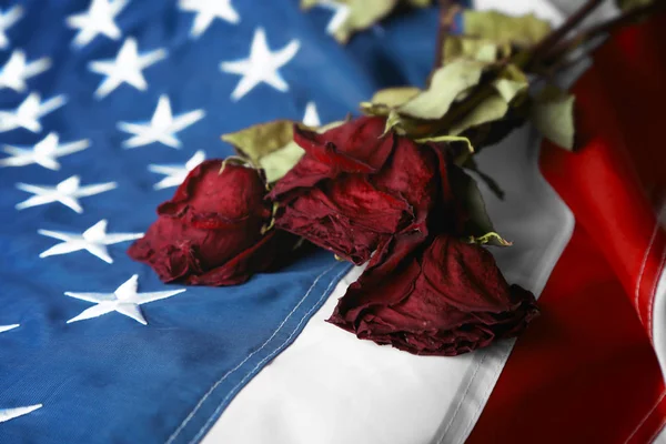 Amerikan ulusal bayrak üzerinde kurutulmuş güller — Stok fotoğraf