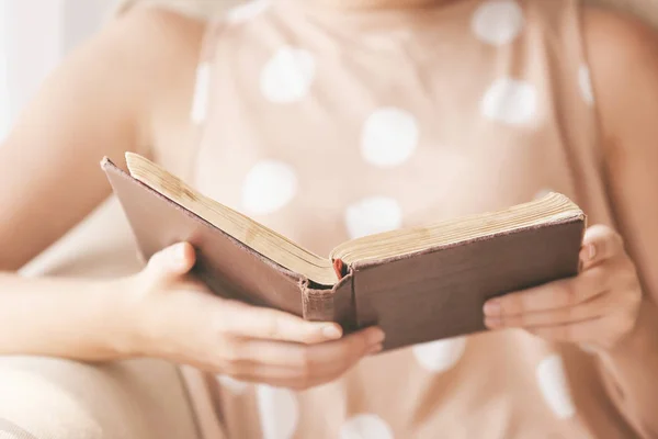 Vrouw lezing oud boek — Stockfoto