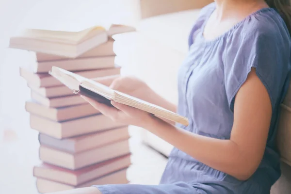 Vrouw lezing oud boek — Stockfoto