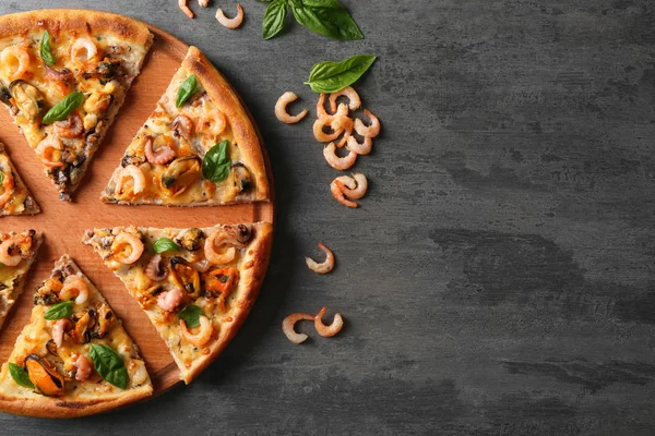 Sabrosa pizza en rodajas con mariscos —  Fotos de Stock