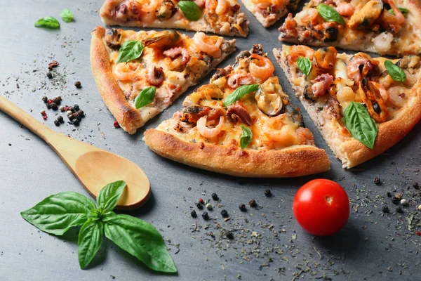Вкусная нарезанная пицца с морепродуктами — стоковое фото