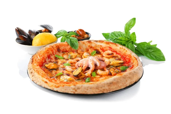 Вкусная пицца из морепродуктов — стоковое фото