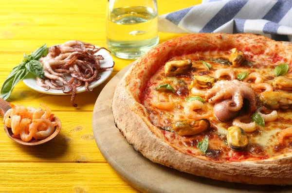 Gourmet Meeresfrüchte Pizza und Serviette — Stockfoto