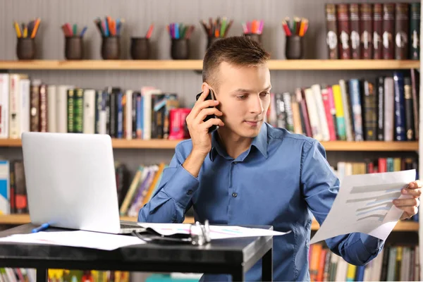 Bell Uomo Con Computer Portatile Che Studia Biblioteca — Foto Stock