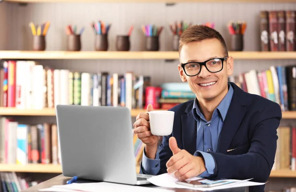 Hombre Guapo Con Portátil Estudiando Biblioteca — Foto de Stock