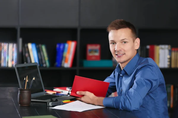 Bell Uomo Con Computer Portatile Che Studia Biblioteca — Foto Stock