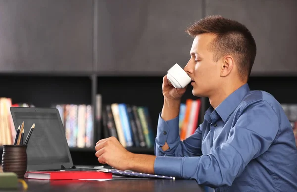 Homem Bonito Com Laptop Estudando Biblioteca — Fotografia de Stock