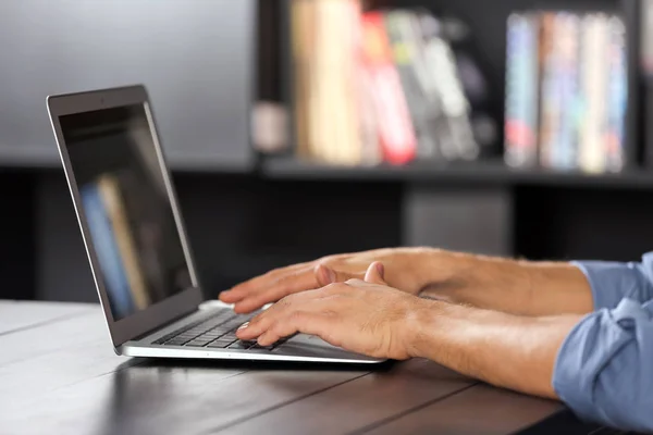 Modern laptop ile çalışan adam — Stok fotoğraf
