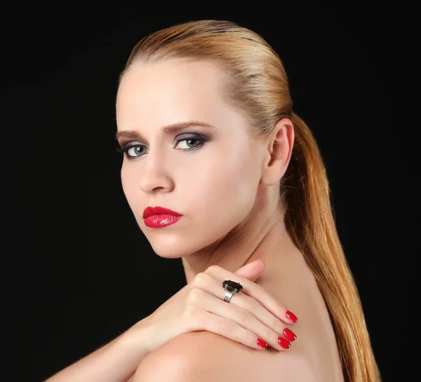 Retrato Hermosa Mujer Joven Con Anillo Moda Sobre Fondo Negro — Foto de Stock