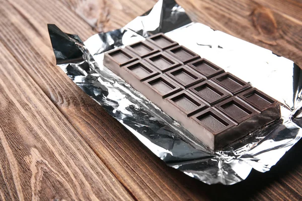 Chokladkaka på folie — Stockfoto