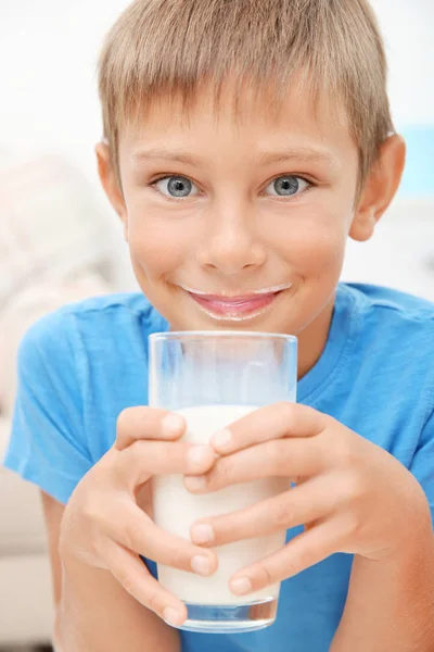 Porträtt Pojke Med Glas Mjölk — Stockfoto