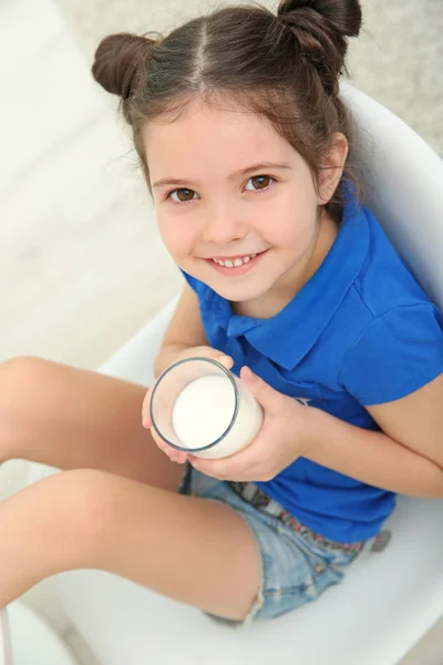 Niña Sentada Una Silla Con Vaso Leche —  Fotos de Stock