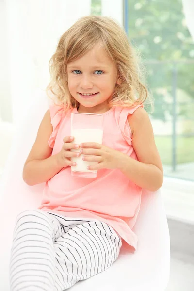 Portrait Petite Fille Avec Verre Lait — Photo