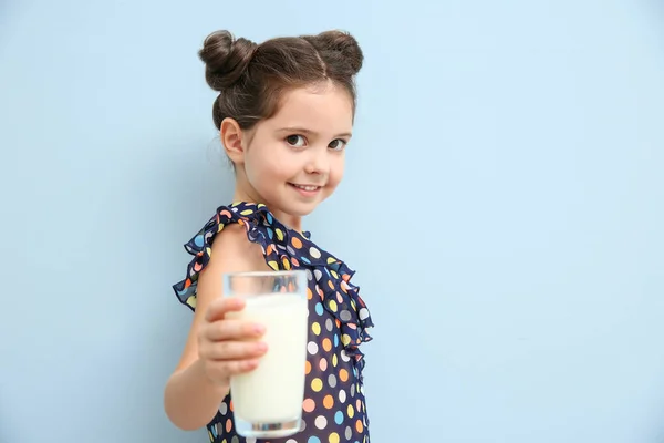 Porträt Eines Kleinen Mädchens Mit Milchglas Auf Blauem Hintergrund — Stockfoto