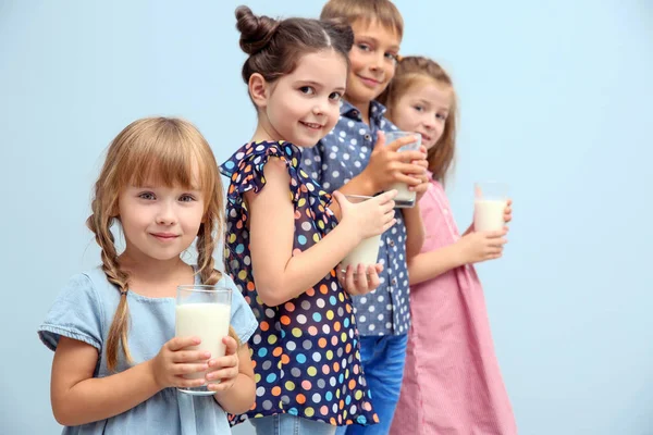 Crianças Pequenas Com Copos Leite Fundo Azul — Fotografia de Stock