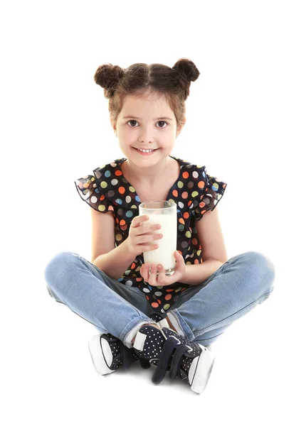 Retrato Menina Com Copo Leite Isolado Branco — Fotografia de Stock