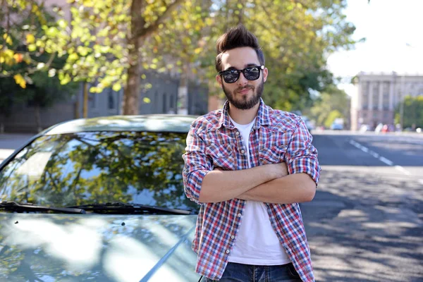 Молодий чоловік стоїть біля машини — стокове фото