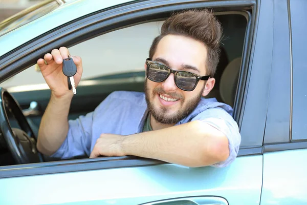 Jovem motorista mostrando chave do carro — Fotografia de Stock