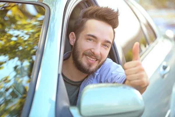 若い男が車の中で座っています。 — ストック写真