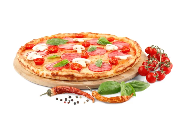 Pizza, szalámi és gombával — Stock Fotó