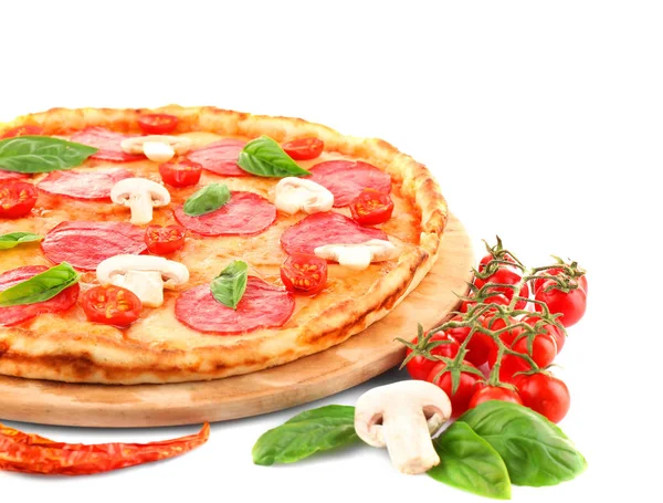 Pizza z salami i pieczarkami — Zdjęcie stockowe