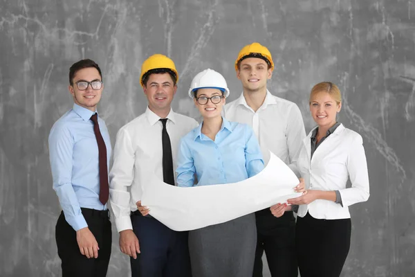 Équipe Jeunes Ingénieurs Créatifs Sur Fond Mur Gris — Photo