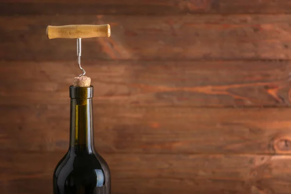 Botella de vino con sacacorchos —  Fotos de Stock
