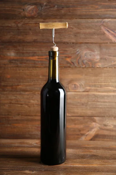 Botella de vino y sacacorchos —  Fotos de Stock