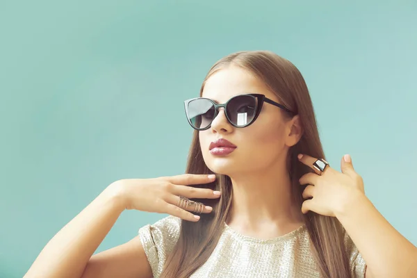 Portrait of beautiful young woman — Stock Photo, Image