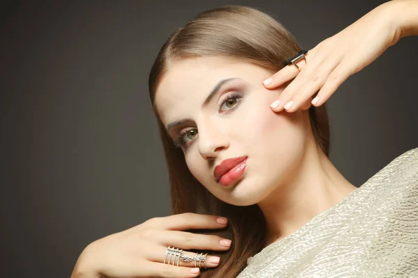 Retrato de una hermosa joven — Foto de Stock