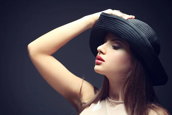 Portrait of beautiful young woman — Stock Photo, Image