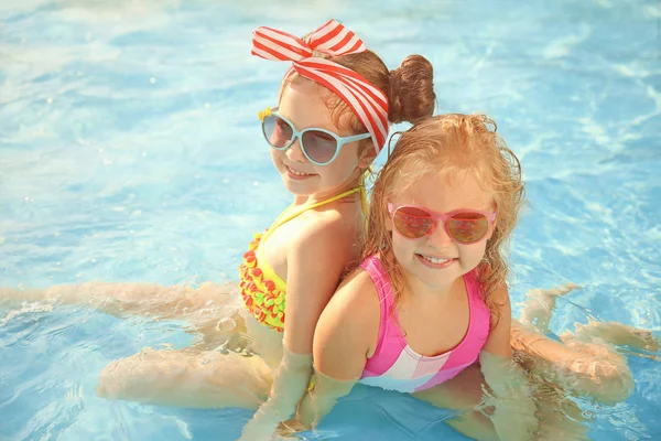 Små Flickor Poolen Solig Dag — Stockfoto