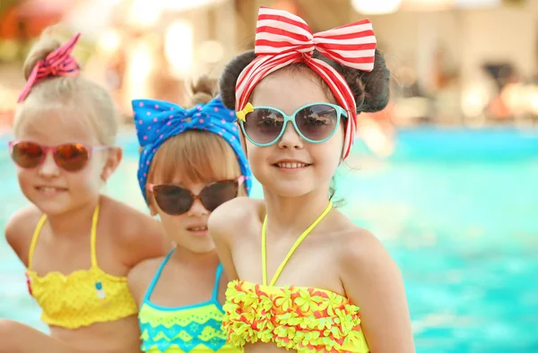 在阳光明媚的日子里 泳池里的时髦小女孩 — 图库照片