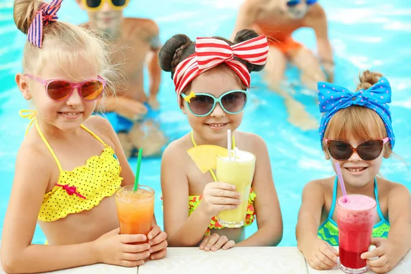 Malé Děti Bazénu Slunečný Den — Stock fotografie
