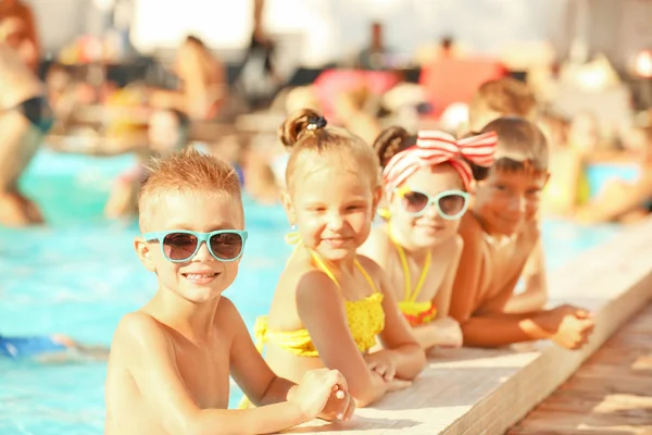 Crianças Pequenas Piscina Dia Ensolarado — Fotografia de Stock