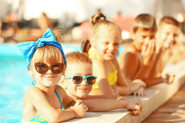 Små Barn Vid Poolen Solig Dag — Stockfoto